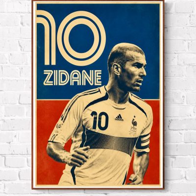 Affiche vintage représentant Zinédine Zidane sous le maillot de l'équipe de France avec le numéro 10, sur un fond graphique bleu, blanc et rouge inspiré du style rétro.