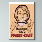 Affiche vintage Pause-Café représentant une femme dégustant une tasse de café fumante dans un style publicitaire rétro français.