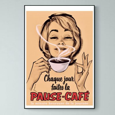 Affiche vintage Pause-Café représentant une femme dégustant une tasse de café fumante dans un style publicitaire rétro français.