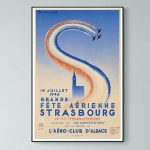 Affiche vintage de Strasbourg représentant une patrouille d'avions laissant des traînées bleu, blanc et rouge lors de la Grande Fête Aérienne du 14 juillet 1946.