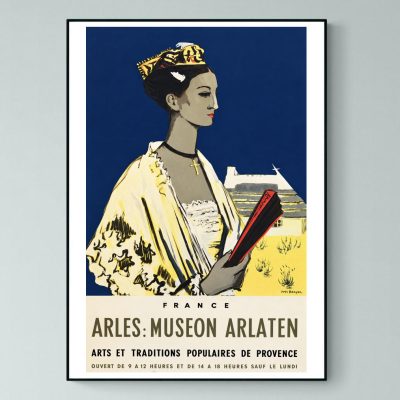 Affiche vintage du Museon Arlaten à Arles représentant une Arlésienne en costume traditionnel